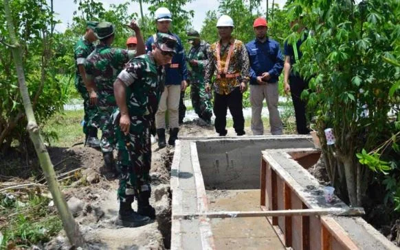 Danrem 083/Bdj Tinjau Pembangunan Irigasi Di Banyuwangi
