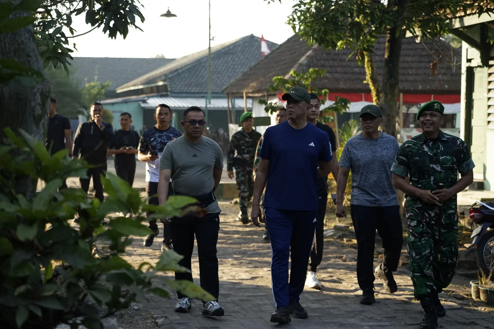 Jaga Kebugaran dan Kesiapan Tempur, Pangdam V/Brawijaya dan Danrem 083/Bdj Olahraga di Lapangan Rampal hingga Sidak Markas Yonif 512/QY