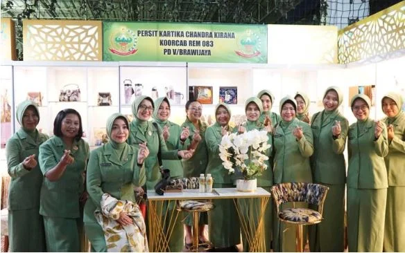 Ketua Persit Daerah V/Brawijaya Apresiasi Kreativitas UMKM Persit Koorcab Rem 083 Di Surabaya
