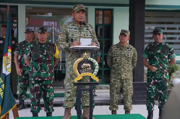 Perkuat Kesiapan Prajurit, Danrem 083/Bdj Dampingi Dankodiklatad Tinjau Latihan Pencak Silat Militer