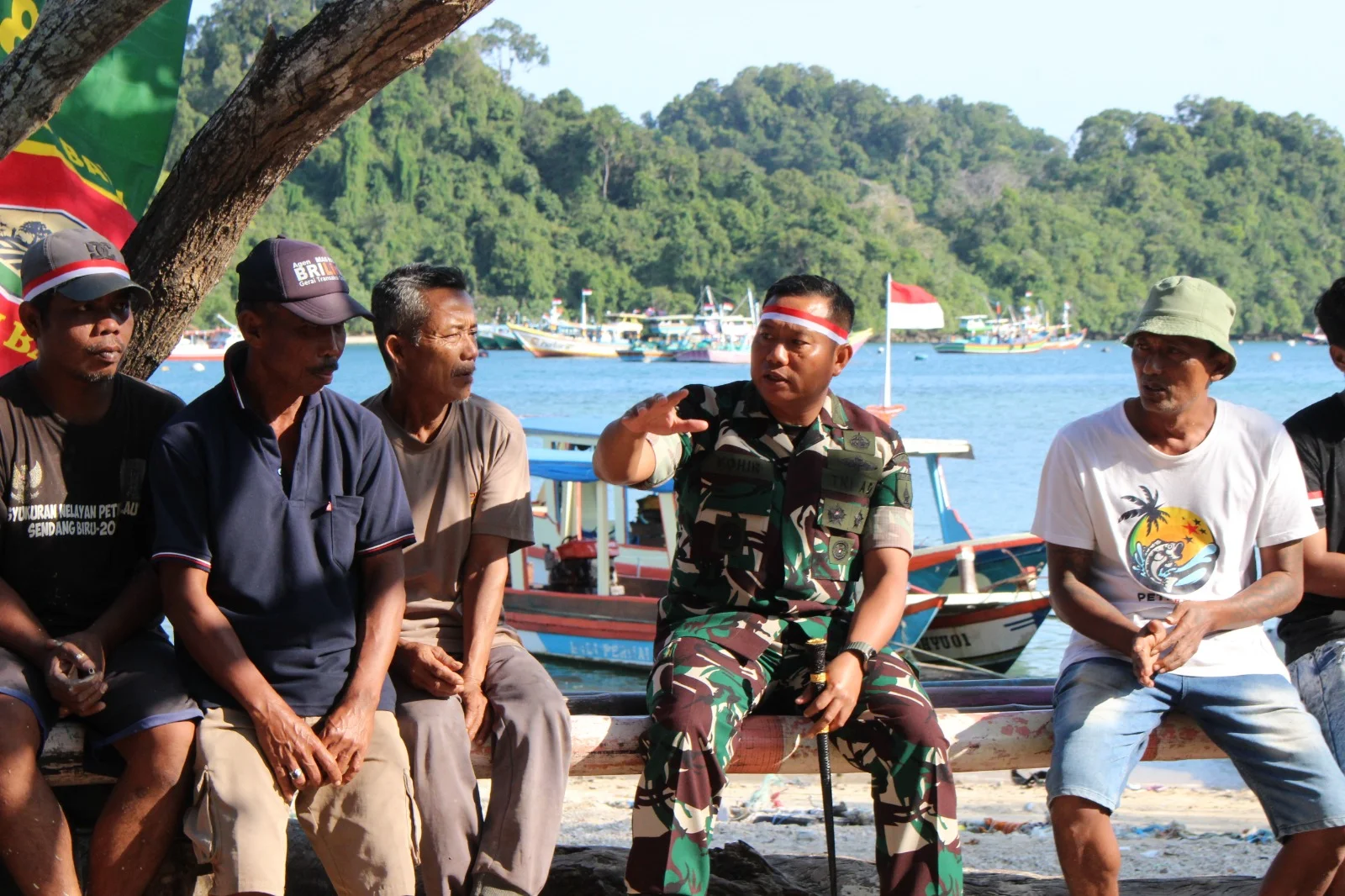 TNI Turun bantu Bongkar Ikan Di Pelabuhan Sendang Biru