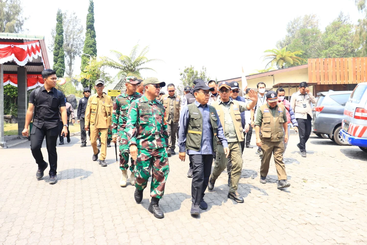 Danrem 083/Bdj Dampingi Menko PMK dan Kepala BNPB Tinjau Penanganan Karhutla di Bromo