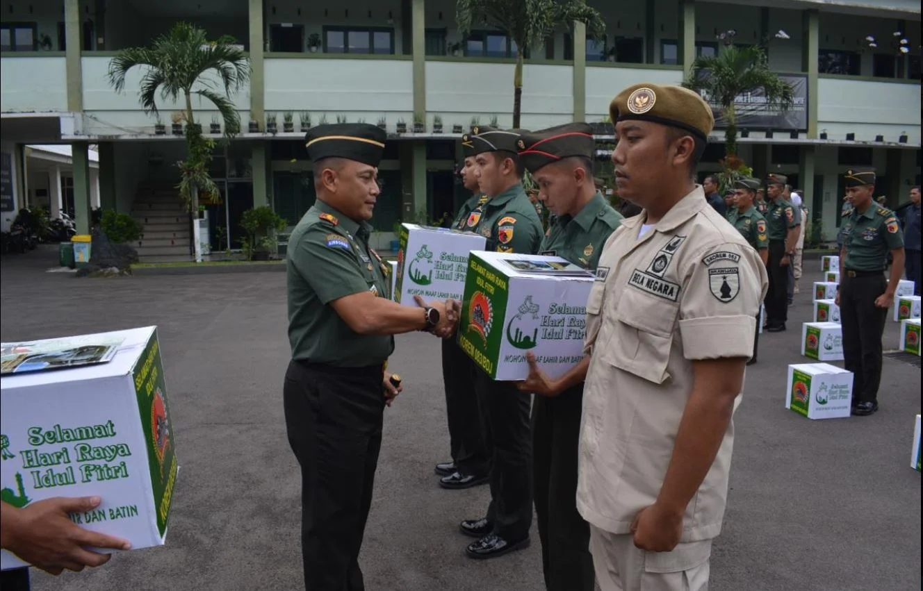 Danrem 083/Bdj Serahkan Bingkisan Idul Fitri Kepada Seluruh Prajurit Dan ASN