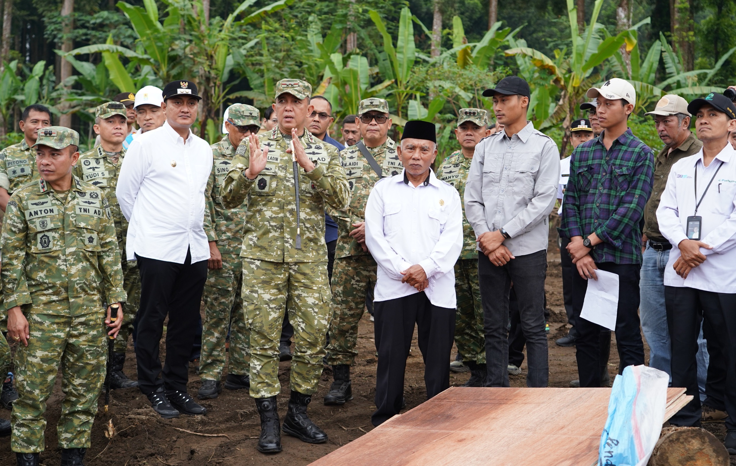 Danrem 083/Baladhika Jaya mendampingi Pangdam V/Brawijaya lokasi pembangunan Yonif TP di  Kab Lumajang.