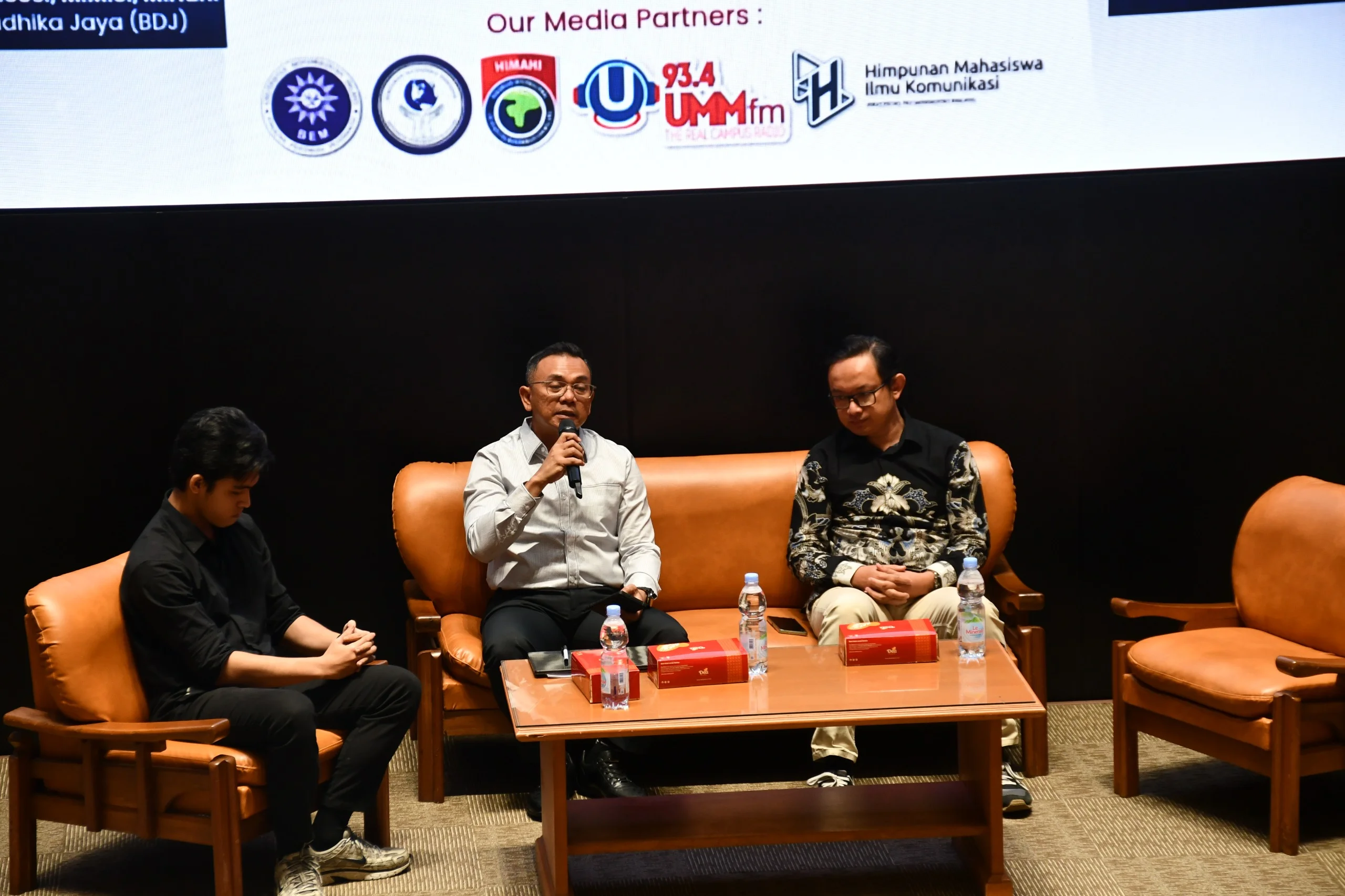 FPCI UMM membahas dampak perang Iran terhadap pertahanan, energi, dan kebijakan luar negeri Indonesia dalam seminar EX-TION 2026. (FPCI)