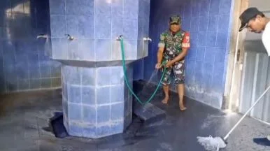Tingkatkan Kebersamaan dengan Warga, Babinsa Koramil 0823/03 Kapongan Gotong Royong Bersihkan Masjid