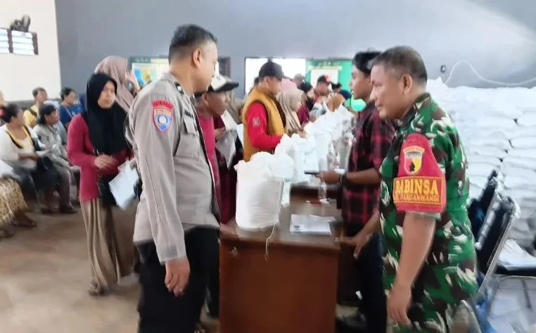 Ribuan Warga Pandanwangi Terima Bantuan Beras Bulog, Babinsa Turun Tangan Pastikan Kelancaran
