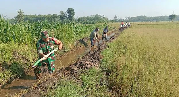Gotong Royong Bersihkan Irigasi, Babinsa Nogosari Bantu Lancarkan Pengairan Pertanian