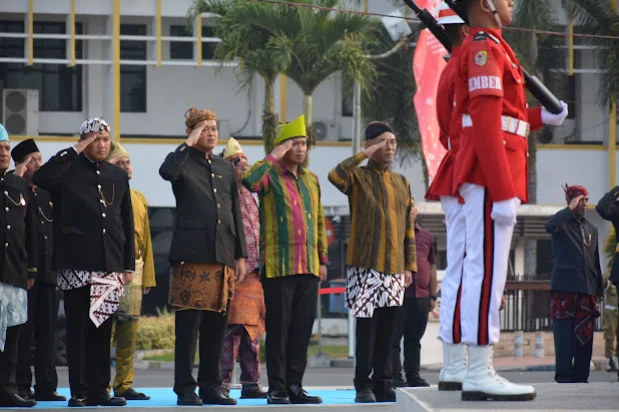 Kodim 0824/Jember Bersama Forkopimda Khidmat Tutup Rangkaian HUT ke-81 RI melalui Upacara Penurunan Bendera