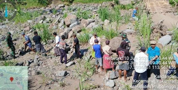 Bersama Masyarakat Koramil Pakuniran Kerja Bakti Di Lokasi Jembatan Putus