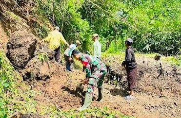Tanggal Merah Bukan Berarti Libur Mengabdi, Babinsa Turun Langsung Bantu Warga