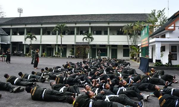 Tradisi Kenaikan Tingkat PSM Korem 083/Bdj, 100 Peserta Terima Sabuk Kuning