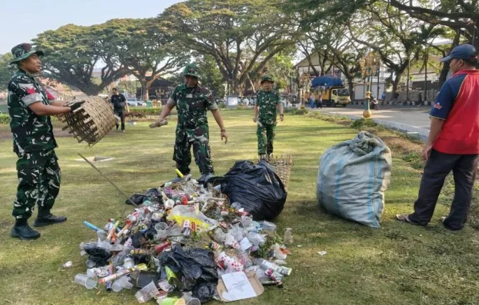 Jaga Kota Tetap Bersih, Kodim 0833 bersama DLH Kota Malang Turun Tangan