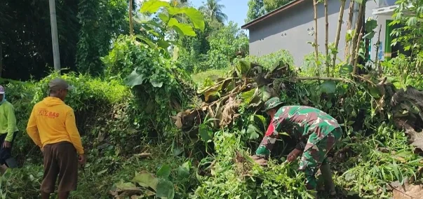 Jumat Bersih, Babinsa dan Warga Jumpong Kompak Jaga Lingkungan