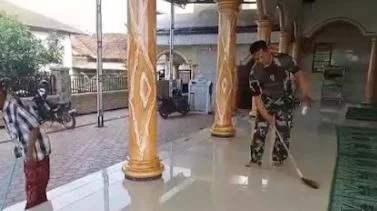Wujud Kepedulian terhadap Rumah Ibadah, Babinsa Mlandingan Gotong Royong Bersama Warga