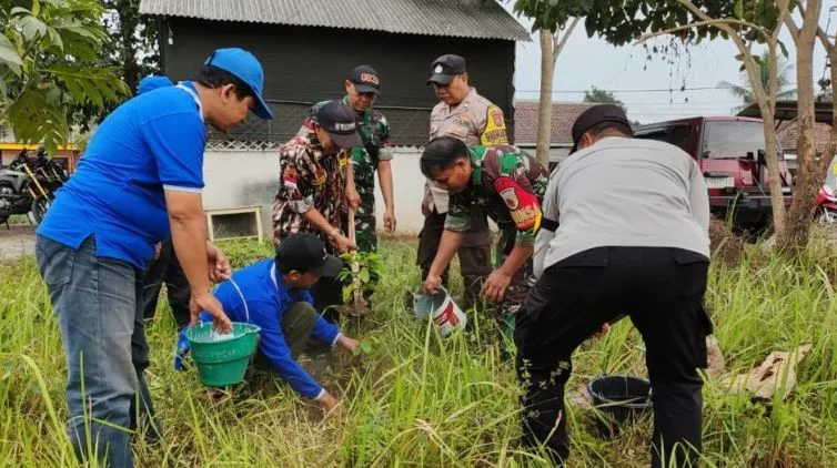 HUT TNI ke-81, Kodim 0833 Tanam 200 Bibit Pohon di Arjowinangun