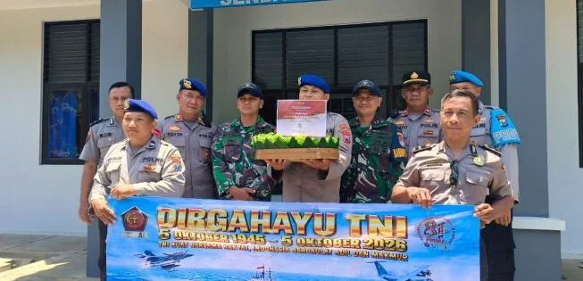 HUT ke-81 TNI, Polsek Sumawe dan Satpolairud Beri Kejutan Tumpeng ke Posal Sendang Biru