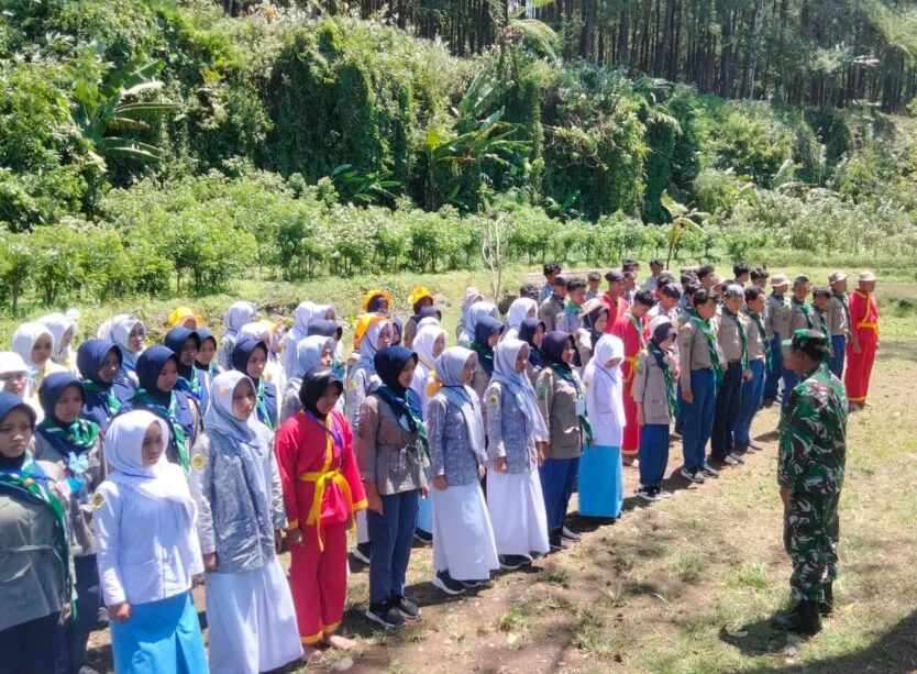 Batituud Dan Babinsa Koramil Songgon Tempa Jiwa Nasionalisme Ratusan Pelajar Di Tengah Rimbun Pinus Songgon