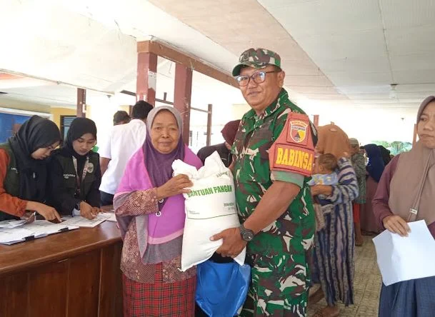 Bantuan Pangan Hadir di Paleran, Babinsa Kawal Penyaluran untuk Masyarakat