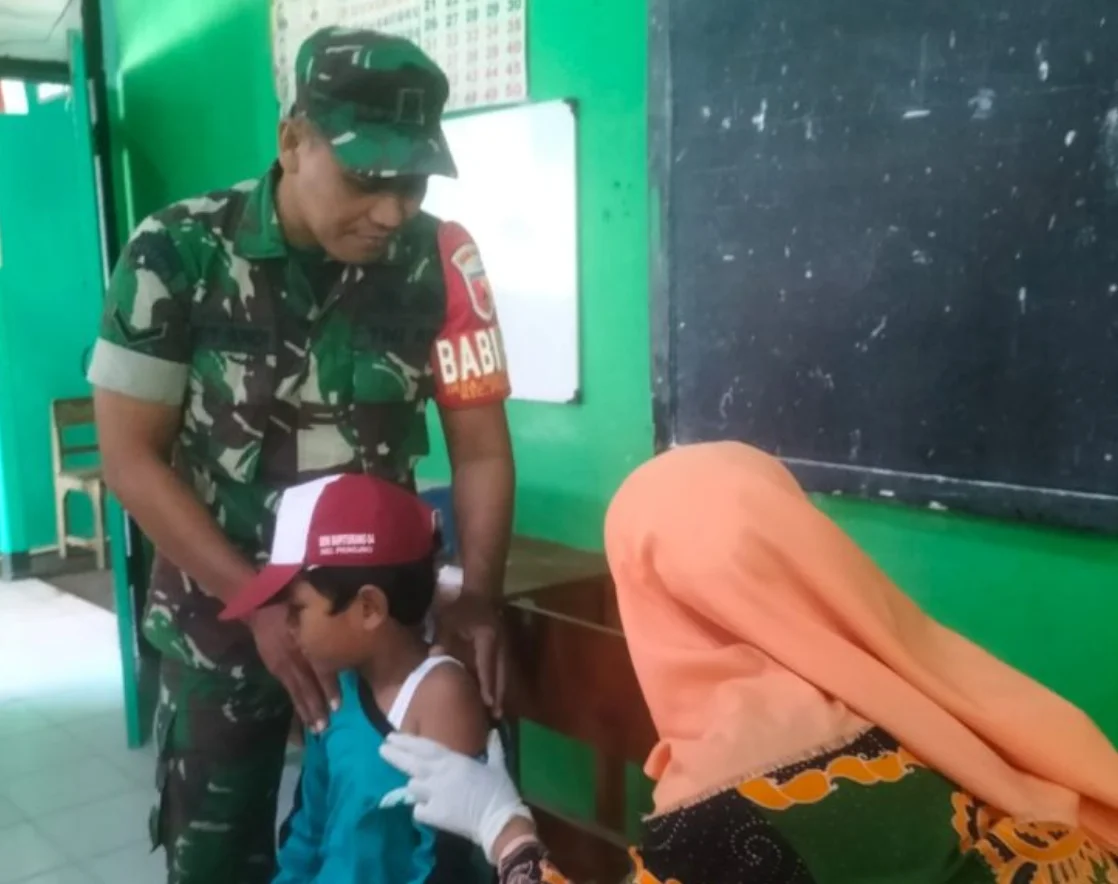 Dukung Tumbuh Kembang Anak, Babinsa Supiturang Dampingi Konsultasi Kesehatan di Sekolah