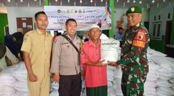 Dikawal Babinsa dan Bhabinkamtibmas, Penyaluran Bantuan Beras di Desa Mrawan Berjalan Lancar