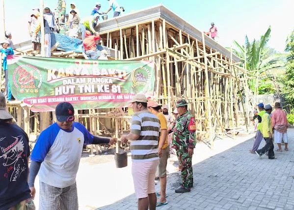 Posramil 0824-31/Semboro Bersama Warga Gotong Royong melaksanakan kegiatan Karya Bakti Pengecoran Masjid Ponpes An Nuriyah