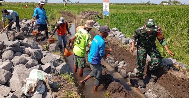 Dukung Ketahanan Pangan, Babinsa Pandanarum Dampingi Optimasi Irigasi Poktan Tani Jaya
