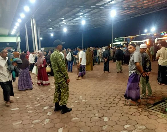 Anggota Koramil 0818/14 Turen Hadiri Kepulangan Jemaah Haji