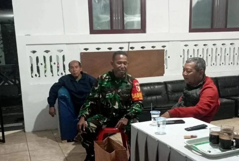 Babinsa Kesatrian Patroli Dialogis Malam Hari, Sapa Warga dan Jaga Kondusivitas Wilayah