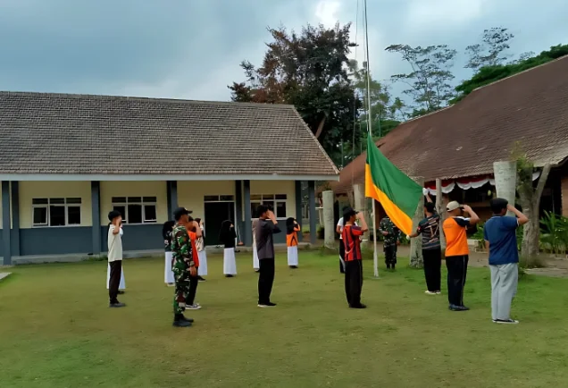 Babinsa Latih Upacara Bendera Santri Ponpes Darul Ulum Agung Jelang HUT ke-81 RI