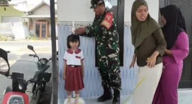 Babinsa Koramil 0823/05 Panarukan Dampingi Kegiatan Posyandu Kamboja di Desa Peleyan