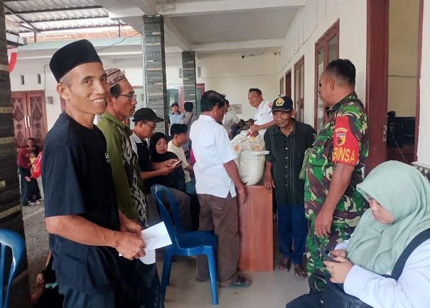 Babinsa Tisnogambar Dampingi Penyaluran Bantuan Pangan, Pastikan Beras Bulog Tepat Sasaran