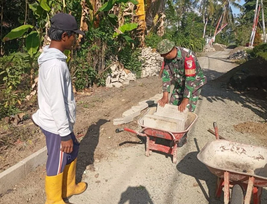 Kepedulian Babinsa Koramil Pesanggaran, Kerja Bakti Pemasangan Paving Akses Warga Binaan