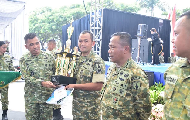 HUT ke-66 Rindam V/Brawijaya Danrem 083/Bdj Bangga Personelnya Raih Juara 1 Tenis Lapangan