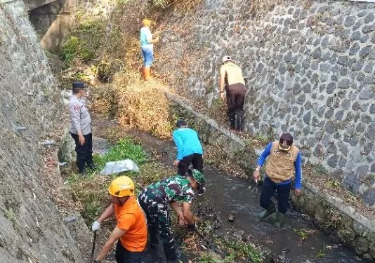 Jaga Ekosistem Sungai, Aksi Penanaman Pohon Massal Digelar di Kali Metro Merjosari