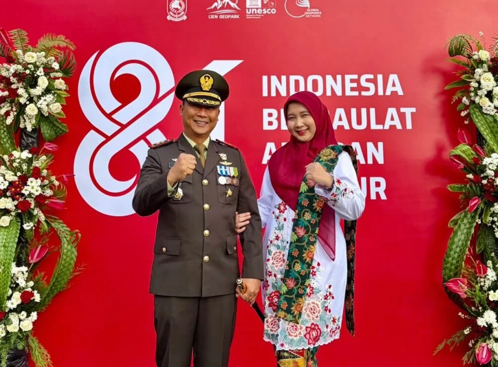 Dandim 0825/Banyuwangi Didampingi Ibu Hadiri Upacara HUT ke-81 RI di Taman Blambangan, Nuansa Kemerdekaan Makin Khidmat