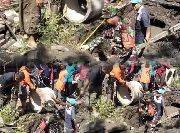 Babinsa Koramil 0819/10 Bangil Bersama Warga Latek Gotong Royong Bangun Gorong-Gorong