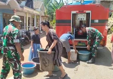 Kodim 0822 Bondowoso Salurkan Bantuan Air Bersih, Ringankan Kebutuhan Warga Desa Purnama