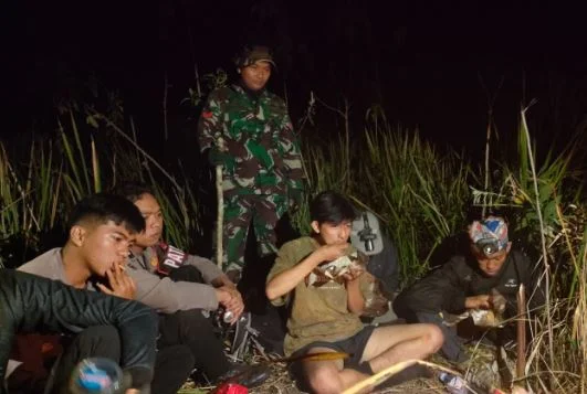 Babinsa dan Tim Gabungan Berhasil Evakuasi Tiga Pendaki Hilang di Gunung Kricing