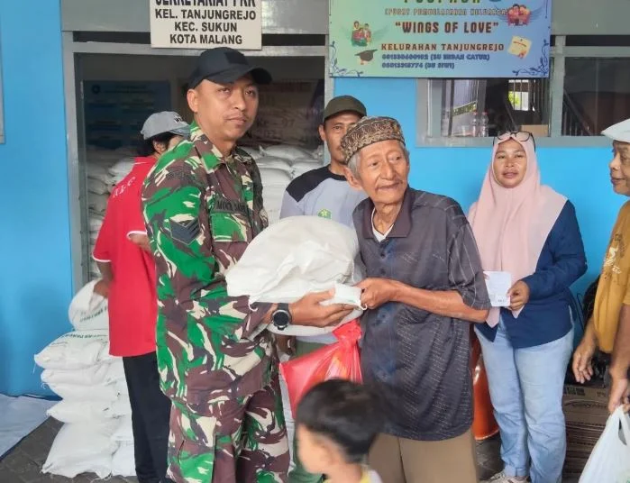 Dukung Ketahanan Pangan Masyarakat, Babinsa Sukun Dampingi Distribusi Bantuan Pangan di Kelurahan Tanjungrejo