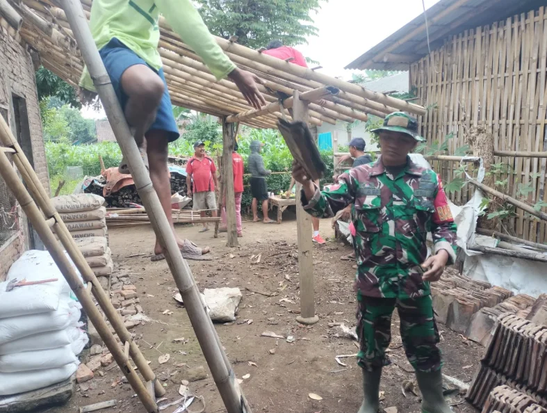 Wujud Kemanunggalan TNI dan Rakyat, Babinsa Dadapan Gotong Royong Bantu Perbaikan Rumah Warga