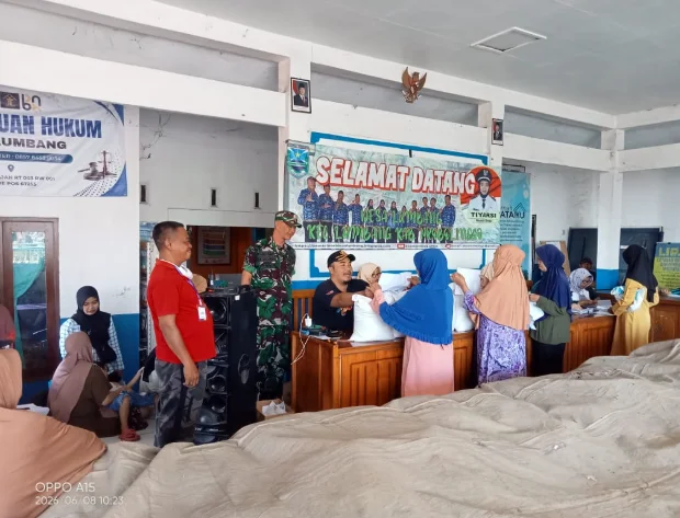 Koramil 0820/09 Lumbang Kawal Penyaluran Bantuan Pangan di Wilayah Binaan