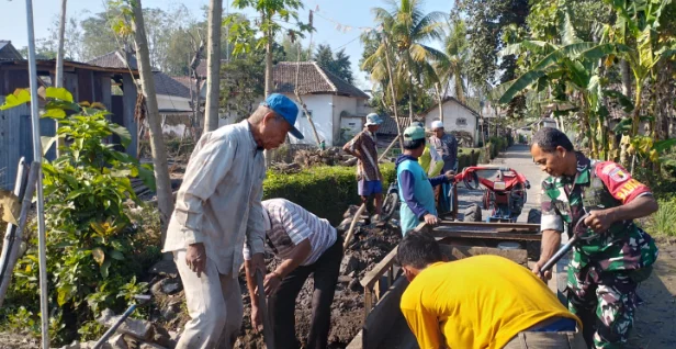 Babinsa Dawuhan Bersama Warga Kompak Benahi Fasilitas Dusun Timur Sawah