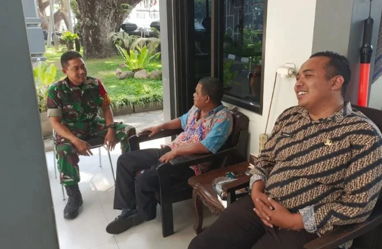 Bangun Komunikasi dengan Warga, Babinsa Kiduldalem Perkuat Kedekatan di Wilayah Binaan