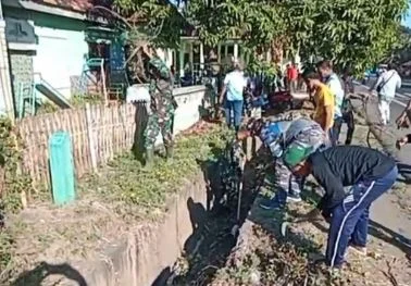 Babinsa Koramil 0823/09 Jangkar Bersama Warga Gelar Karya Bakti Bersihkan Jalan dan Selokan di Desa Curahkalak