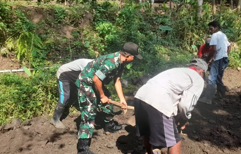 Peluh Prajurit di Jalan Sipring: Koramil Songgon Sulap Jalan Berlubang Jadi Mulus, Warga Bersorak