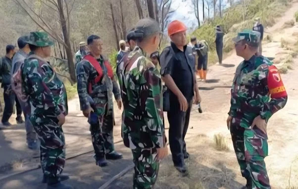 Tinjau Pemadaman Karhutla Bromo, Danrem 083/Bdj Perkuat Sinergi di Medan Berat