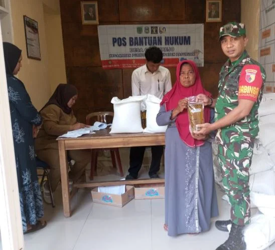 Babinsa Purwodadi Dampingi Penyaluran Bantuan Pangan 2026, Wujud Kepedulian Pemerintah kepada Masyarakat