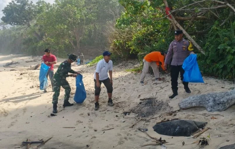 Perkuat Ekosistem Pesisir, Danramil 0825/09 Tegaldlimo, Ikuti Kegiatan Gelar Penanaman Mangrove Serentak Nasional Bersama Lintas Sektor
