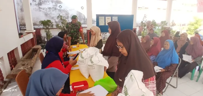 Demi kelancaran, Babinsa Dampingi Pembagian Bantuan Pangan Bulog
